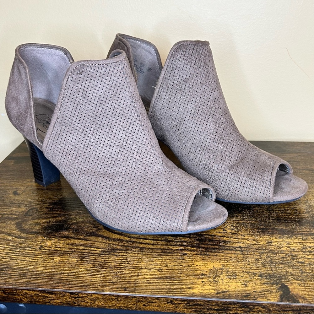 Size 8W Life Stride Coana Ankle Bootie